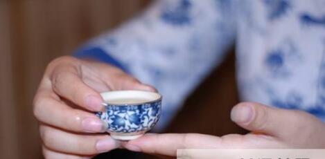 女士喝茶的手勢，女人正確喝茶手勢姿勢圖