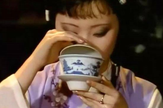 女士喝茶優(yōu)雅姿勢(shì)，女士正確喝茶姿勢(shì)禮儀