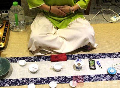 女士喝茶的手勢，女人正確喝茶手勢姿勢圖