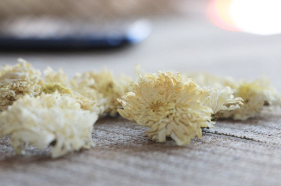 菊花茶買小朵還是大朵，泡茶用的小菊花和大菊花哪個(gè)好