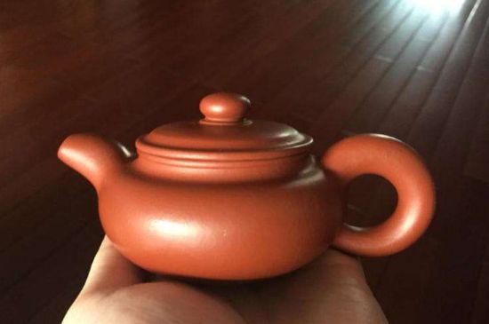 朱泥<a href=http://m.rhbjnk.com/chaju/zisha/ target=_blank class=infotextkey>紫砂壺如何開壺</a>，朱泥壺日常泡茶養(yǎng)護