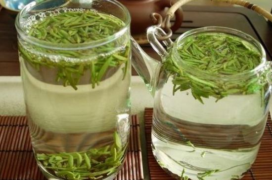 竹葉青和雀舌哪個(gè)貴，竹葉<a href=http://m.rhbjnk.com/fenlei/wulongcha/ target=_blank class=infotextkey>青茶</a>貴嗎？