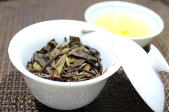 怎么撬老白茶茶餅不容易碎，福鼎白茶如何撬茶方法