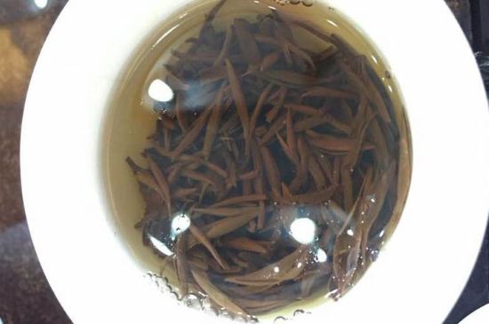 女人喝金駿眉的好處和壞處，女性喝金駿眉可減肥養(yǎng)顏