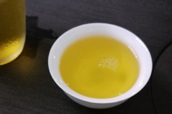 女人喝金駿眉的好處和壞處，女性喝金駿眉可減肥養(yǎng)顏