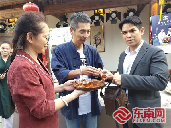 武夷山市回春巖茶廠相關(guān)負責人（中）邀請外國駐華使節(jié)品茶